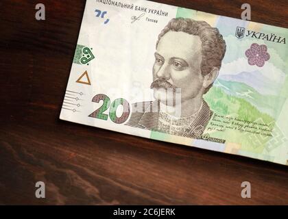 Schrift 20 oder zwanzig Griwna Notizen mit berühmten ukrainischen historischen Figur Ivan Franco auf sie. Neues ukrainisches Geld auf Holzhintergrund. Bargeld Stockfoto