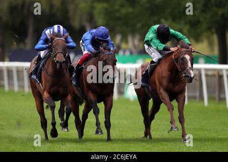 Nazeef, geritten von Jockey Jim Crowley (links) auf dem Weg zum Gewinn der Tattersalls Falmouth Stakes (Gruppe 1 der Filmfillies) am zweiten Tag des Moet and Chandon July Festivals auf der Newmarket Racecourse. Stockfoto