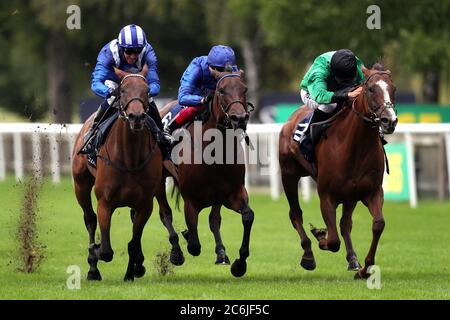 Nazeef, geritten von Jockey Jim Crowley (links) auf dem Weg zum Gewinn der Tattersalls Falmouth Stakes (Gruppe 1 der Filmfillies) am zweiten Tag des Moet and Chandon July Festivals auf der Newmarket Racecourse. Stockfoto