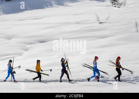 Teilnehmer der FIS Nordischen Ski-WM 2019 in Seefeld, Österreich, wandern zum Skikurs. Stockfoto