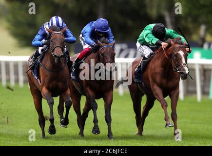 Nazeef, geritten von Jockey Jim Crowley (links) auf dem Weg zum Gewinn der Tattersalls Falmouth Stakes (Gruppe 1 der Filmfillies) am zweiten Tag des Moet and Chandon July Festivals auf der Newmarket Racecourse. Stockfoto