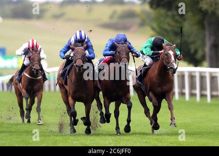 Nazeef, geritten von Jockey Jim Crowley (zweiter links) auf dem Weg zum Sieg der Tattersalls Falmouth Stakes (Gruppe 1 der Filmfillies) am zweiten Tag des Moet and Chandon July Festivals auf der Newmarket Racecourse. Stockfoto