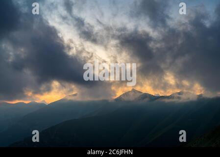 Sonnenuntergang über den ligurischen Alpen, entlang der französisch-italienischen Grenze, Provinz Imperia, Italien Stockfoto