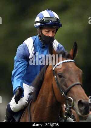 Nazeef geritten und Jockey Jim Crowley nach dem Gewinn der Tattersalls Falmouth Stakes (Fillies' Group 1) während des zweiten Tages des Moet and Chandon July Festivals auf der Newmarket Racecourse. Stockfoto