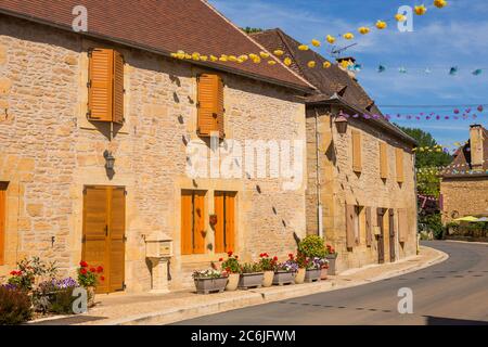 Straße mit historischen Häusern in Saint-Leon-sur-Vezere, Dordogne, Frankreich Stockfoto