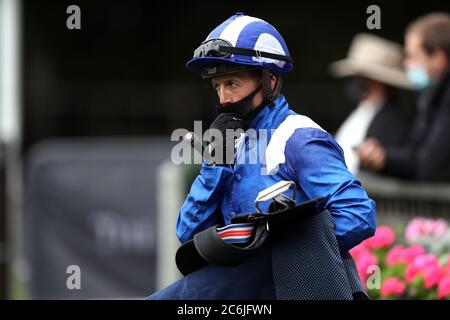 Nazeef geritten und Jockey Jim Crowley nach dem Gewinn der Tattersalls Falmouth Stakes (Fillies' Group 1) während des zweiten Tages des Moet and Chandon July Festivals auf der Newmarket Racecourse. Stockfoto