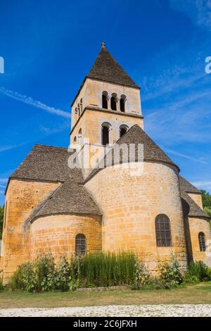 Die romanische Kirche (XII. Jahrhundert), klassifiziert als historisches Denkmal in Saint-Leon-sur-Vezere, Dordogne, Frankreich Stockfoto