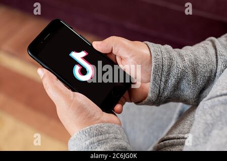 Antalya, TÜRKEI - 08. Juli 2020. Smartphone mit TikTok App-Logo. Stockfoto