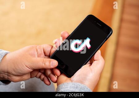 Antalya, TÜRKEI - 08. Juli 2020. Smartphone mit TikTok App-Logo. Stockfoto