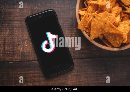 Antalya, TÜRKEI - 08. Juli 2020. Smartphone mit TikTok App-Logo. Stockfoto