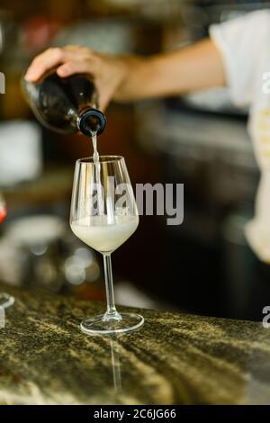 Zwei Gläser kalten Weißweins in einem Tablett auf einer Bar Arbeitsplatte mit selektivem Fokus und Bokeh Stockfoto