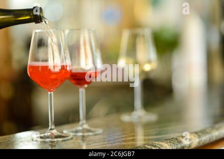 Zwei Gläser kalten Weißweins in einem Tablett auf einer Bar Arbeitsplatte mit selektivem Fokus und Bokeh Stockfoto