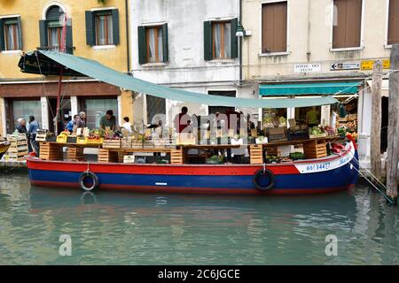 VENEDIG - 25. SEPTEMBER 2014. Obst- und Gemüsestände auf dem Schiff auf dem Kanal in Venedig, Italien. Die Bevölkerung von Venedig sinkt jährlich macht lokale Geschäfte Stockfoto