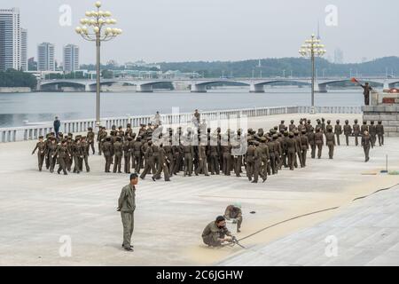 Nordkoreanische Kriegsfrau-Trupp in Vorbereitung für die Militärparade, Pjöngjang, Nordkorea Stockfoto