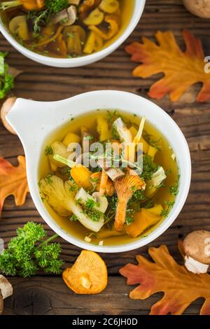 Frische Pilzsuppe auf Holzhintergrund Stockfoto