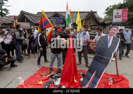 Dharamshala, Indien. Juli 2020. Tibetische Kongressjugend, die während der Protestaktion auf der Straße die chinesischen Waren in Mcleodganj, Dharamshala, verbrannte. (Foto: Shailesh Bhatnagar/Pacific Press/Sipa USA) Quelle: SIPA USA/Alamy Live News Stockfoto