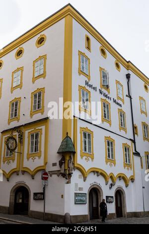 Passau / Deutschland - 19. Dezember 2019 - viele historische Gebäude finden Sie bei der Erkundung der Straßen der Innenstadt von Passau, Deutschland Stockfoto