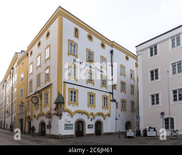 Passau / Deutschland - 19. Dezember 2019 - viele historische Gebäude finden Sie bei der Erkundung der Straßen der Innenstadt von Passau, Deutschland Stockfoto