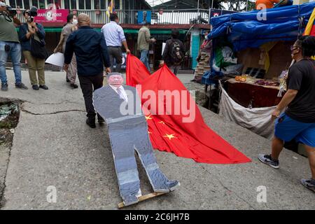 Dharamshala, Indien. Juli 2020. Tibetische Kongressjugend-Mitglieder ziehen chinesische Flagge und Aufschnitt des chinesischen Präsidenten Xi Jinping während der Straßenproteste zum Boykott der chinesischen Waren in Mcleodganj, Dharamshala. (Foto: Shailesh Bhatnagar/Pacific Press/Sipa USA) Quelle: SIPA USA/Alamy Live News Stockfoto