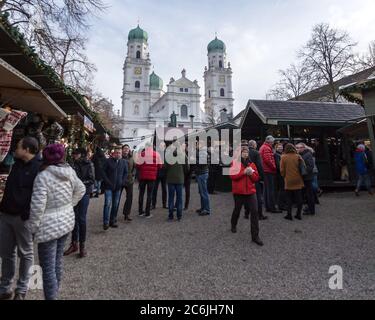 Passau / Deutschland - 19. Dezember 2019 - viele historische Gebäude finden Sie bei der Erkundung der Straßen der Innenstadt von Passau, Deutschland Stockfoto