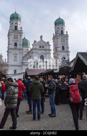 Passau / Deutschland - 19. Dezember 2019 - viele historische Gebäude finden Sie bei der Erkundung der Straßen der Innenstadt von Passau, Deutschland Stockfoto