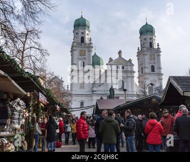 Passau / Deutschland - 19. Dezember 2019 - viele historische Gebäude finden Sie bei der Erkundung der Straßen der Innenstadt von Passau, Deutschland Stockfoto