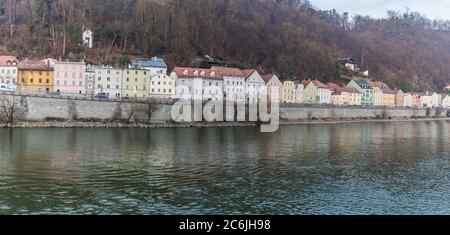Passau / Deutschland - 19. Dezember 2019 - viele historische Gebäude finden Sie bei der Erkundung der Straßen der Innenstadt von Passau, Deutschland Stockfoto