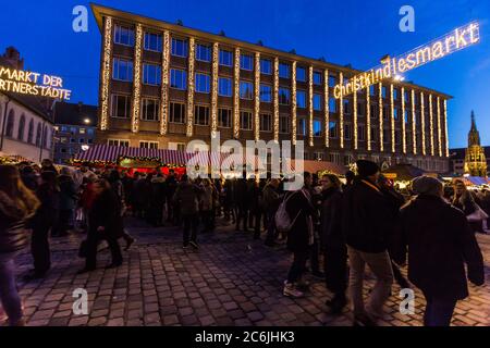 Nürnberg/Deutschland - 21. Dezember 2019: Christkindlesmarkt in Nürnberg. Der alljährliche Weihnachtsmarkt findet im Advent in Nürnberg statt. Stockfoto