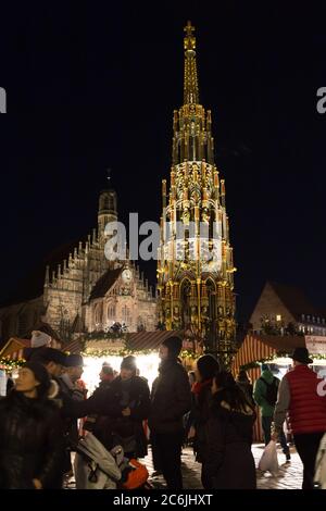 Nürnberg/Deutschland - 21. Dezember 2019: Christkindlesmarkt in Nürnberg. Der alljährliche Weihnachtsmarkt findet im Advent in Nürnberg statt. Stockfoto