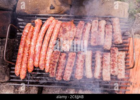 Grillfleisch, Grill, Grillparty, Camping-Essen, Outdoor-Aktivitäten Stockfoto