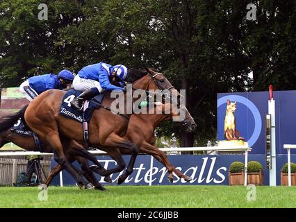 Nazeef und Jim Crowley gewinnen die Tattersalls Falmouth Stakes von Billsdon Brook (Farside) und Terribelum am zweiten Tag des Moet and Chandon July Festivals auf der Newmarket Racecourse. Stockfoto