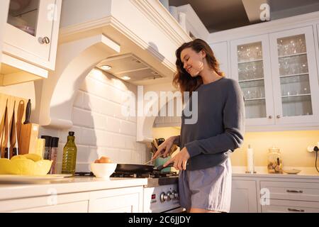 Frau in der Küche Stockfoto