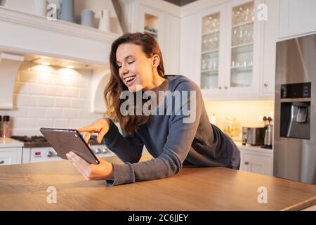 Frau mit digitalen Tablet in der Küche Stockfoto