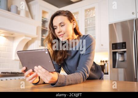 Frau mit digitalen Tablet in der Küche Stockfoto