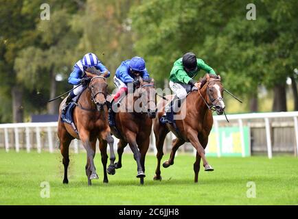 Nazeef und Jim Crowley gewinnen in der Nähe von Billsdon Brook (rechts) und Terribelum (Mitte) in den Tattersalls Falmouth Stakes am zweiten Tag des Moet and Chandon July Festivals auf der Newmarket Racecourse. Stockfoto