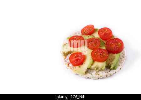 Reiskuchen mit Tomaten und Avocado isoliert auf weißem Hintergrund Stockfoto