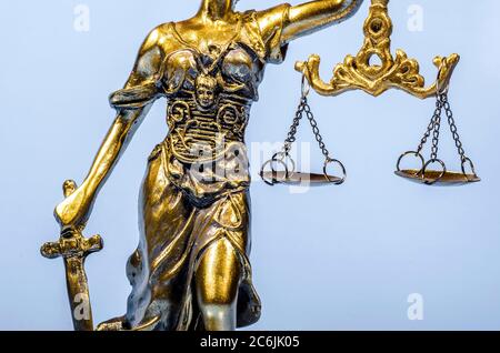 Details der Statue der Gerechtigkeit auf dem blauen Hintergrund Stockfoto