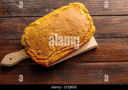 Frisch gebackenes Maisbrot auf dem Holztisch Stockfoto