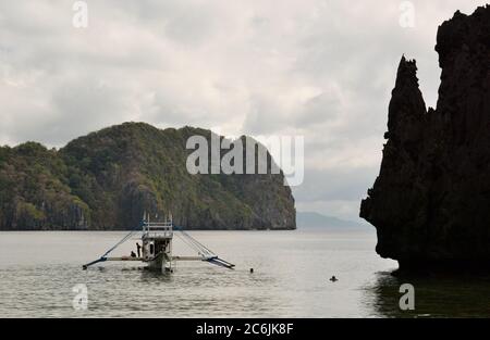 Ein traditionelles philippinisches Boot im Bacuit Archipel. El Nido. Palawan. Philippinen Stockfoto