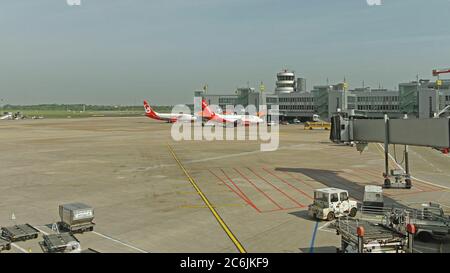 Düsseldorf, 06. Mai 2011: Zwei Flugzeuge von Air Berlin dockten am Flughafen Düsseldorf an. Stockfoto