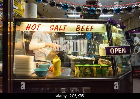 Schild mit heißem Salt Beef im Fenster des Jüdischen Beigel-Shops in der Brick Lane im Londoner East End. Stockfoto