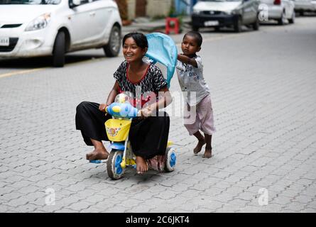 Guwahati, Assam, Indien. Juli 2020. Kinder, die auf einer Straße spielen, als die Behörden die COVID-19-Sperre in Guwahati lockerten. Kredit: David Talukdar/ZUMA Wire/Alamy Live Nachrichten Stockfoto