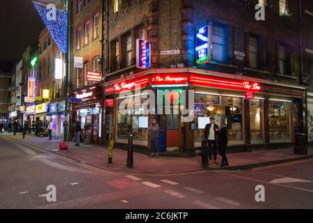 Curry- und Balti-Restaurants an der Brick Lane im East End, London, Großbritannien Stockfoto