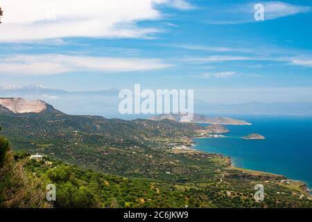 Schöne Sicht auf die Bucht von Mirabello. In der Nähe von Sitia und Agios Nikolaos. Landschaft mit türkisblauem Meer, Berge und grüne Natur. Stockfoto