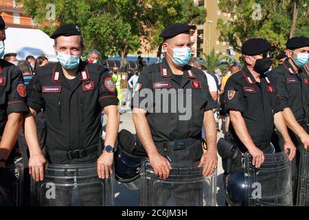 Carabinieri garrisoned die rote Bereich der ehemaligen Cirio Paläste. Mit ihren Schutzschilden und Schlagstöcken halten sie Demonstranten fern. Stockfoto