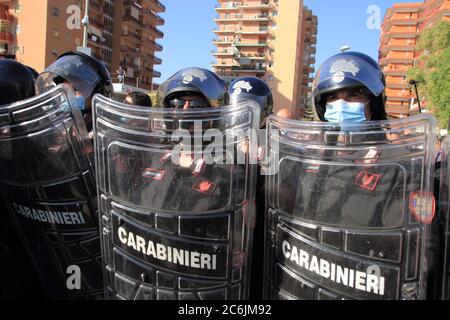 Carabinieri garrisoned die rote Bereich der ehemaligen Cirio Paläste. Mit ihren Schutzschilden und Schlagstöcken halten sie Demonstranten fern. Stockfoto