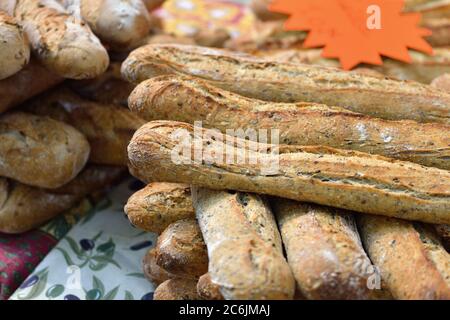 Frisch gebackenes rustikales Brot auf dem Landmarkt. Provence, Frankreich Stockfoto