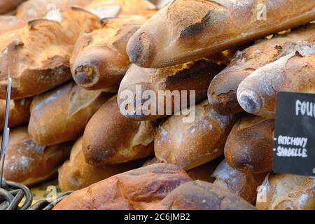 Frisch gebackenes rustikales Brot und Focaccia mit Sardellen auf dem ländlichen Markt. Provence, Frankreich Stockfoto