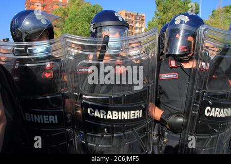 Carabinieri garrisoned die rote Bereich der ehemaligen Cirio Paläste. Mit ihren Schutzschilden und Schlagstöcken halten sie Demonstranten fern. Stockfoto