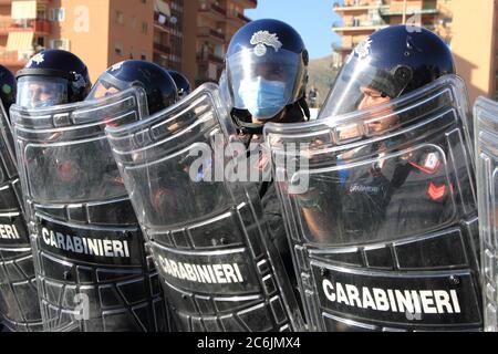 Carabinieri garrisoned die rote Bereich der ehemaligen Cirio Paläste. Mit ihren Schutzschilden und Schlagstöcken halten sie Demonstranten fern. Stockfoto